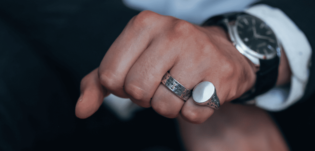 چرا نقره هنوز محبوب‌ترین فلز در زیورآلات مردانه است؟